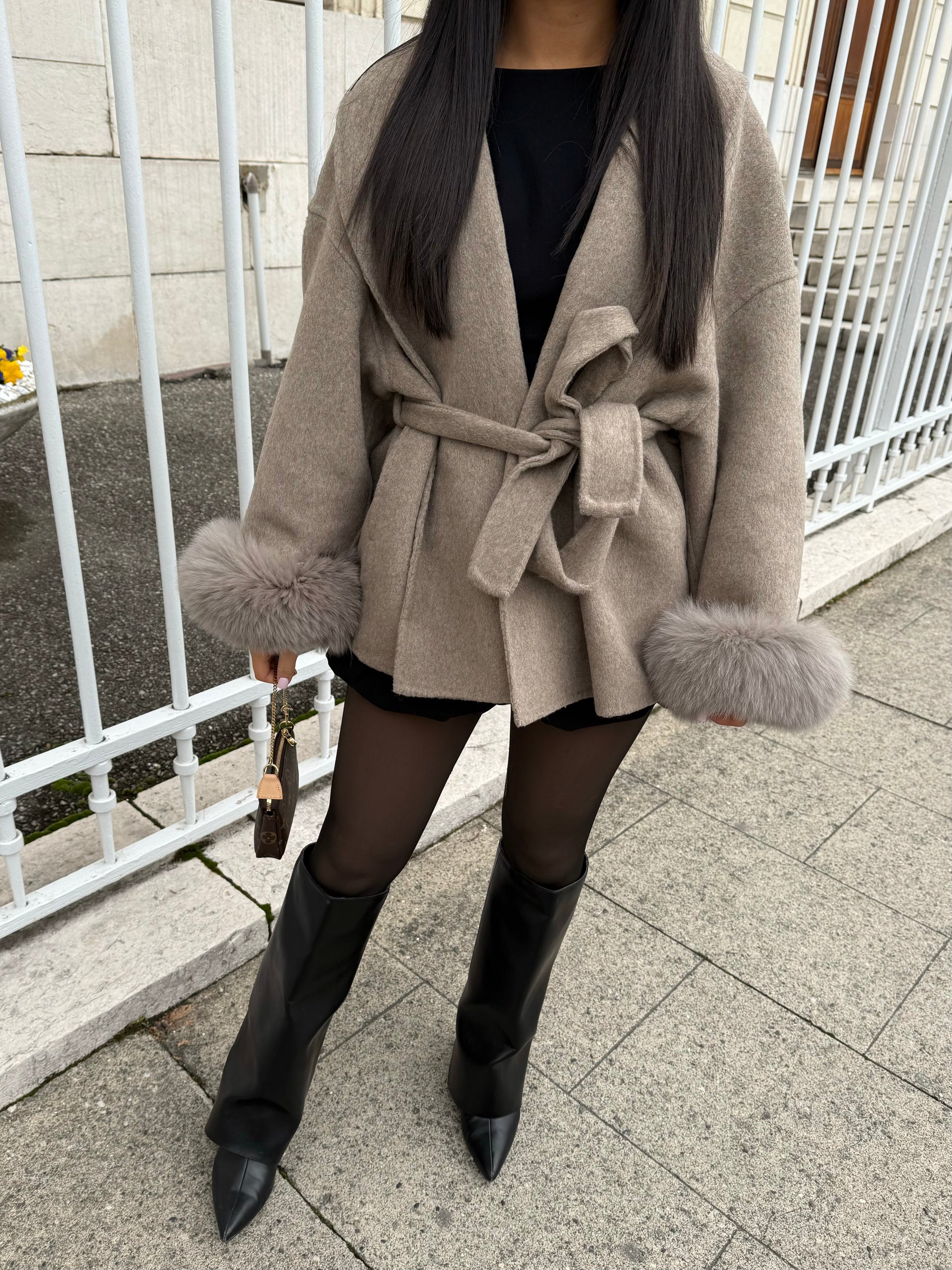 Bellavène – Manteau avec ceinture en fausse fourrure